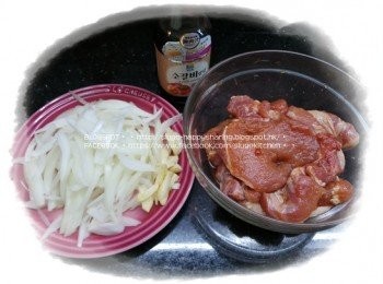 step1: 豬扒洗淨，抹乾水分，用刀背將豬扒前後拍打8-10次。