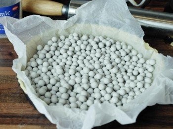 step7: 在上面鋪上烘焙紙，放上米或豆 ， 放入已預熱180度焗爐，焗15分鐘