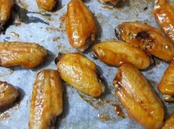 step6: 把剛烤好的雞翅拿出 , 二面刷上醬料 , 再入烤箱烤20分鐘