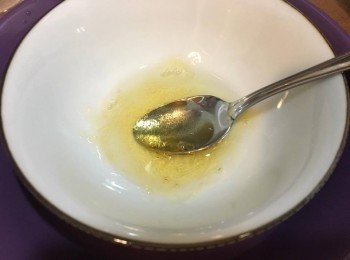 step3: 魚膠片用水浸軟後瀝乾，用熱水座住個碗，再加 1湯匙熟水入魚膠片，攪至完全溶液