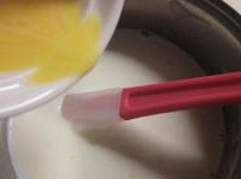 step2: 鮮奶依個人喜好加入適量的糖(可先加一些試喝看看再做調整)及香草精(可省略),一起加熱至糖溶化即關火放涼,雞蛋打散倒入牛奶中 (此時烤箱可先預熱:上下火皆160度)