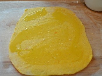 step9: 在麵皮上抹上一層薄薄的橄欖油和少許麻油，再均勻灑上少許鹽及糖，然後用手抹均勻。 (鹽、糖的份量可依照自己喜好添加，也可以加入自己喜歡的調味料。）