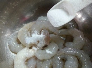 step1: 先將急凍蝦仁解凍後用鹽及生粉各半茶匙擦洗,再用水沖洗乾淨