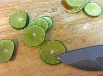 step2: 青檸洗淨後要完全抹乾表皮水分，頂同底部切去，跟住切薄片去除所有核，因為青檸核會令蜜糖變得有澀味