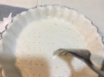 step6: 先用少許牛油掃在模具內, 然後鋪上酥皮壓好, 再用叉拮些小孔