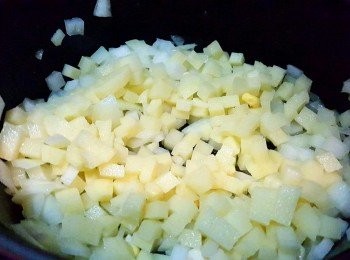 step3: 再加入薯仔粒炒至微黃