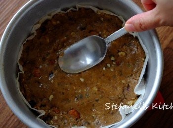 step4: 餅模內放上牛油紙在底及旁邊撓一圈，把材料放入模內壓平