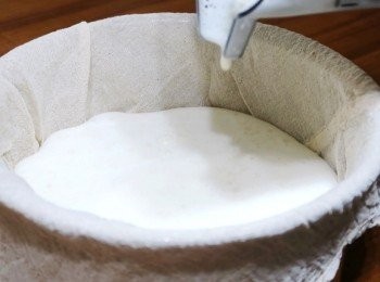 step3: 準備一個適合蒸煮的鍋子，放好過濾紗布，
將完成攪打的豆漿液倒入，然後將豆漿液過濾出來，
(豆渣可留下，做麵包ˊ煎餅...等都可以再運用喔)