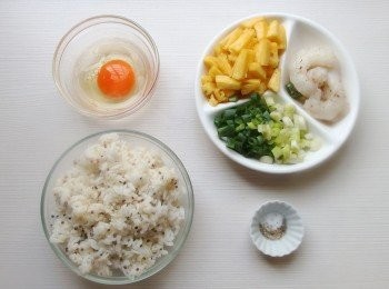 step1: 準備材料。蝦仁去除腸泥後,用份量外的鹽及米酒,黑胡椒粉抓醃入味。青蔥切成蔥白及蔥花。鳳梨切細丁。炒飯我使用前一餐所剩的冷飯(冷飯裡有顆粒黑點點,是因為加入三色藜麥及白米所煮出的米飯)。土雞蛋打成蛋汁備用。
