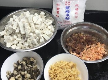 step1: 冬菇蝦米瑤柱預先浸軟，冬菇蝦米切粒，瑤柱拆絲，留水備用; 
臘腸熱水沖洗，切粒備用; 
芋頭去皮切粒