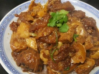 step7: 將魚肚用薑片出水備用, 然後用大火爆香乾蔥, 蒜頭, 薑片, 放入蝦醬轉中火, 爆至出香味, 將魚肚回嫌水鑊, 兜炒一陣, 加約 600ml 水煮滾後, 加入麻油, 老抽, 糖,雞粉,少少辣椒碎, 再將已切好的腩肉回鑊 ,轉中細火燜 45分鐘 , 間中須攪拌避免燶底, 煮至收汁及完全上色, 完成 .