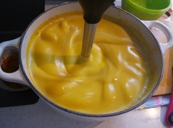 step7: 下牛乳, 煲5分鐘, 再用Hand Blender/攪拌機打至順滑