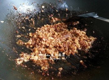 step4: 加入豬肉碎炒至略轉色後夾起蔥段去掉 , 加入<span class="group_2">調味料</span>拌勻炒至肉碎轉色