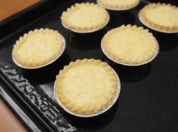 step8: 取出烤完的塔皮!!一一倒入步驟7的卡士達內餡~~將表面抹平!!放進預熱180度的烤箱烤約25-30分鐘~