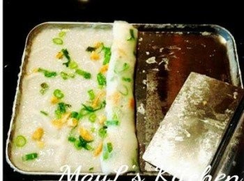 step5: 每盤太约蒸3分鐘，見粉漿呈透明状，即代表已差不多熟透，用刮刀慢慢從右邊向左邊刮起，這時可按自己喜歡，決定腸粉粗幼。