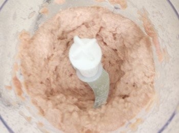 step2: 先把鮪魚子片罐頭入多功能攪拌器攪拌後，取出。