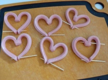 step3: 用牙籤固定腸仔兩端成心型。