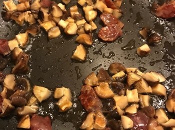 step2: 爆香冬菇, 雞肉 及白蘿蔔 ( 大家可以參考我爆香配料的次序, 因為會影響餸菜的味道)