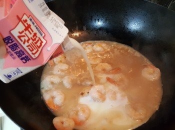 step5: 將脫脂奶加入。
