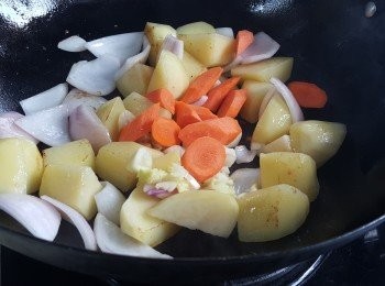 step4: 加入甘筍炒一會。