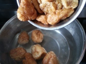 step1: 炸麵筋出水3分鐘,再沖凍水過冷河後揸乾水待用