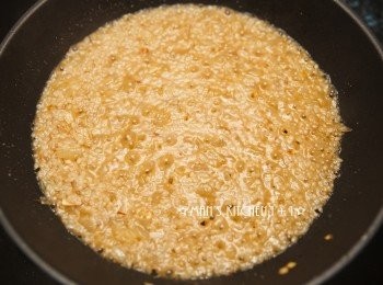 step4: 只要鍋中的水份快乾了就要在加入雞高湯，重複這個步驟煮到米飯還帶有一點點米心的程度。