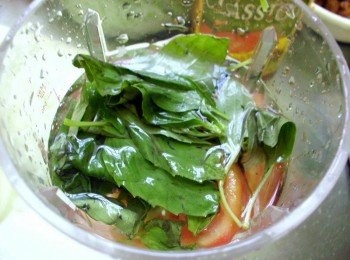 step3: 將蕃茄切丁、新鮮羅勒葉、水少許、炒好的洋蔥放入果汁機攪碎成汁，接著過濾掉多餘的渣 (請留少許的蕃茄切丁放入湯中增加口感)