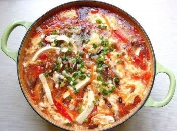 step5: 熄火前淋上蛋汁煮成蛋花狀,撒上蔥花及芝麻香油和烏醋即完成。