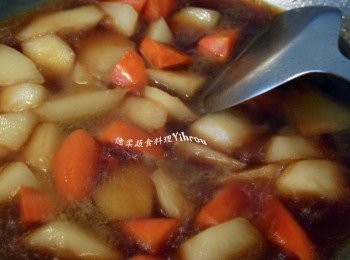 step2: 紅.白蘿蔔去皮洗淨切滾刀塊，熱鍋下油爆香薑絲，加入<span class="group_3">調味料</span>煮至紅.白蘿蔔熟透。