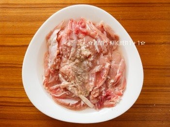 step1: 首先將雞腿肉與米酒、鹽巴、胡椒粉混合並放入蒸鍋中蒸熟(約20分鐘)後，取出放涼備用。