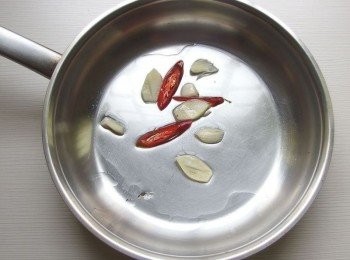 step3: 熱鍋後倒入適量的橄欖油,放入蒜片及辣椒拌炒出香氣