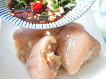 step5: 自調沾醬淋上冷的白豬腳