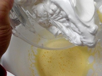 step3: 3、倒蛋白面糊進A，拌勻