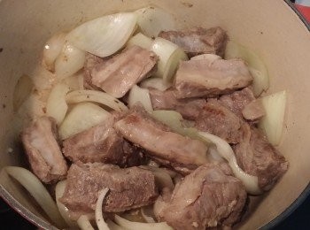 step5: 燒熱2茶匙油,先將牛肋條煎至2面金黃。