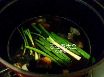 step3: 收到最細火，將餘下所有醬料配料加入鍋內，雞皮向下加入鍋中，醬汁滾後加蓋煮兩分鐘，注意不要將醬汁煮滾才落雞，要凍汁落