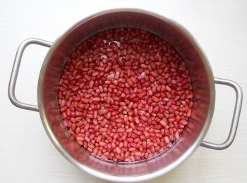 step3: 用清水將泡好的紅豆（水量蓋過紅豆表面即可）煮到熟即可。