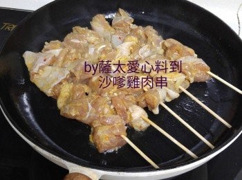step2: 燒熱平底鑊，擦少少油，放入雞肉串。