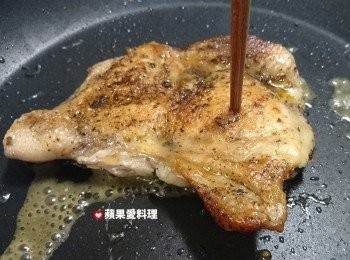 step4: 用筷子戳肉最厚的地方，可輕易插入，就表示熟了。