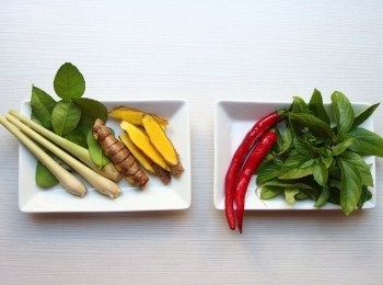 step2: 薑黃切片,香茅拍扁及辣椒切段。