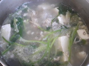 step8: 做法：

將咸魚仔浸泡至軟身後，清洗隔水備用，再將免治豬肉用蔥粒，雞粉，糖，麻油，胡椒粉，生粉撈混備用，豆腐裁切喜歡大細，用 2 大碗水放入薑片，將豆腐咸魚仔先滾起，將肉鬆放入再滾起後，最後將芫茜放入，滾多 30 分鐘蓋好焗一陣，飲用前大火滾起 。

而煲完湯的湯料可做一碟餸的，加少少麻油，豉油，又可慳錢慳時間，簡單快捷 。