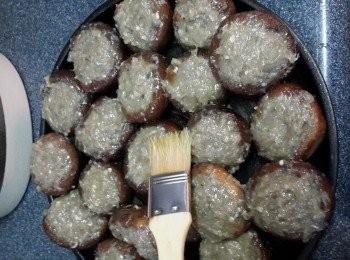 step3: 將魚肉釀入冬菇中、排放入煎碟上、用油刷在魚肉面刷上一層薄薄的油