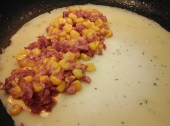 step6: 然後於車打芝士片上, 舖上拌炒過的奶油粟米咸牛肉