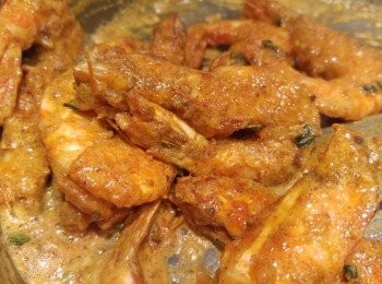 step2: 蝦炸到脆身攞起備用.咸蛋搓到蓉備用,用牛油起鑊鑊炒到咸蛋蓉起泡,蝦回鑊給收咸蛋精華,最後加上魚露和糖炒勻,再撒上蔥粒即成。