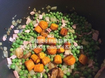 step10: 加入紅蘿蔔和蒜粒炒多一分鐘，