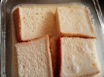 step3: 將吐司放入步驟2吸滿奶汁備用