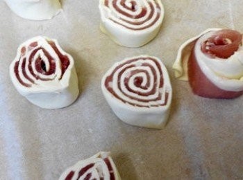 step3: 表面旁邊搽上蛋黃，送進已預熱烤箱180度烤10分鐘,改200烤5分鐘金黃色即可（注意〜每個烤箱溫度都不一樣，所以溫度還是要自己調整。
祝大家烘焙快樂）