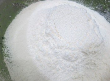 step5: 篩入低筋麵粉，用刮刀以Z字形拌勻，不要打圈