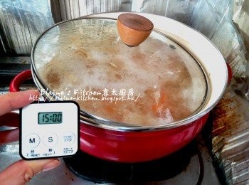 step10: 煲10分鐘後加入蕃薯拌勻再煮滾 , 再蓋上蓋轉慢火煲15分鐘