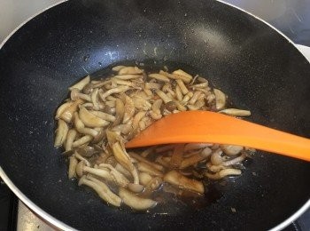 step5: 加入醬油、老抽、糖和水調味，煮成醬汁，有需要最後可加上薄生粉獻。
將豉油皇雜菇醬汁淋上造型意粉，加上紫菜剪成的笑臉就完成！