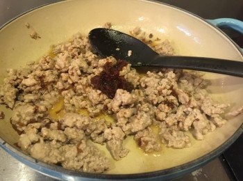 step3: 3. 開火炒豬肉碎，到8成熟、加XO醬一齊炒